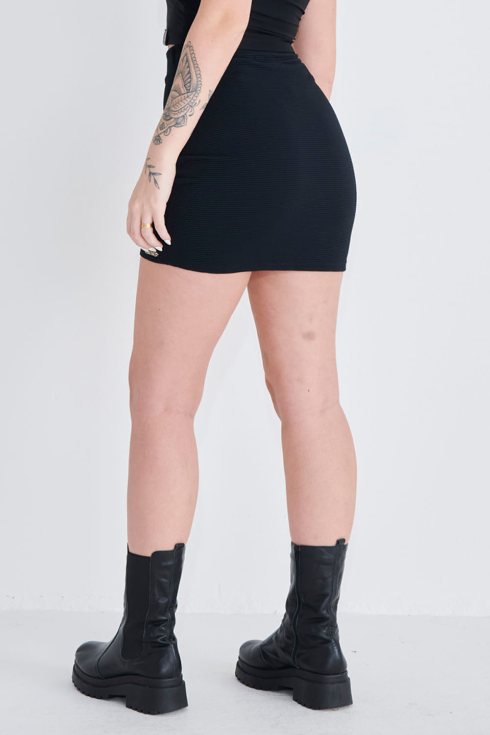 023119130083_060_4-PG-SAIA-CURTA-COM-RECORTE-NA-CINTURA