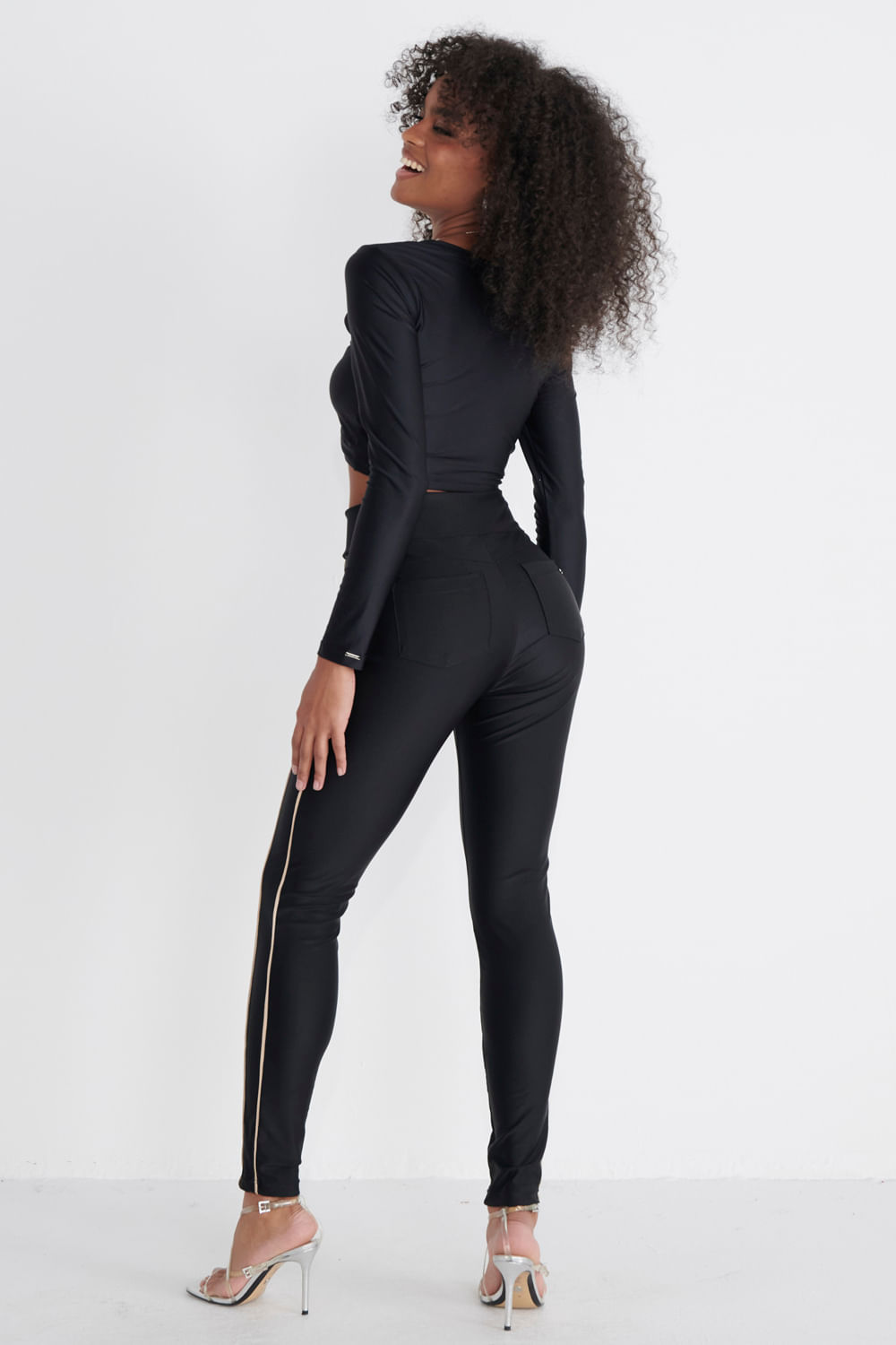 Cropped Feminino Up Glam Recorte Frontal Planet Girls Preto 4