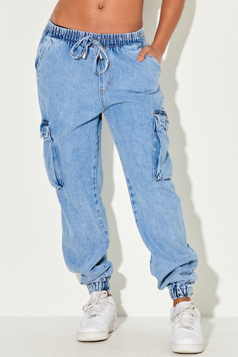 01052480_017_2-PG-CALCA-JEANS-C-BOLSOS-CARGO-E-ELASTICO 01052480_017_2-PG-CALCA-JEANS-C-BOLSOS-CARGO-E-ELASTICO