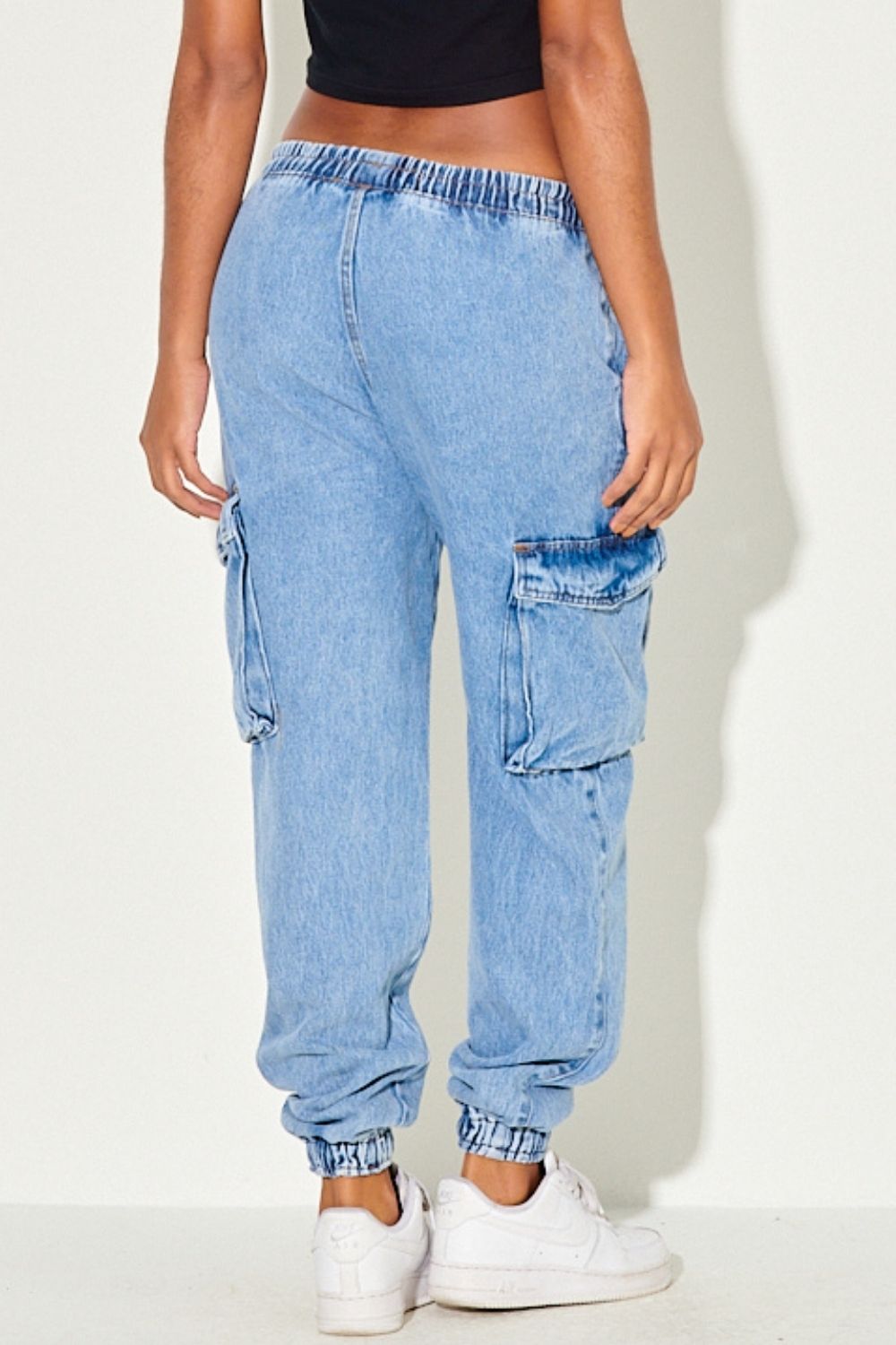 01052480_017_4-PG-CALCA-JEANS-C-BOLSOS-CARGO-E-ELASTICO 01052480_017_4-PG-CALCA-JEANS-C-BOLSOS-CARGO-E-ELASTICO